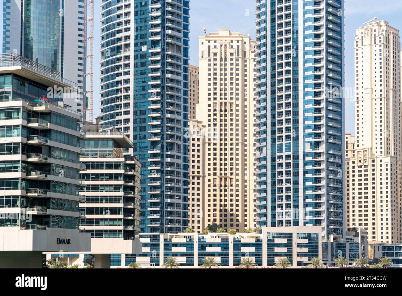 Dubai, Emirati Arabi Uniti - 12 marzo 2023: Vista dei grattacieli di Dubai mentre si cammina a Dubai Marina durante una giornata di sole Foto Stock