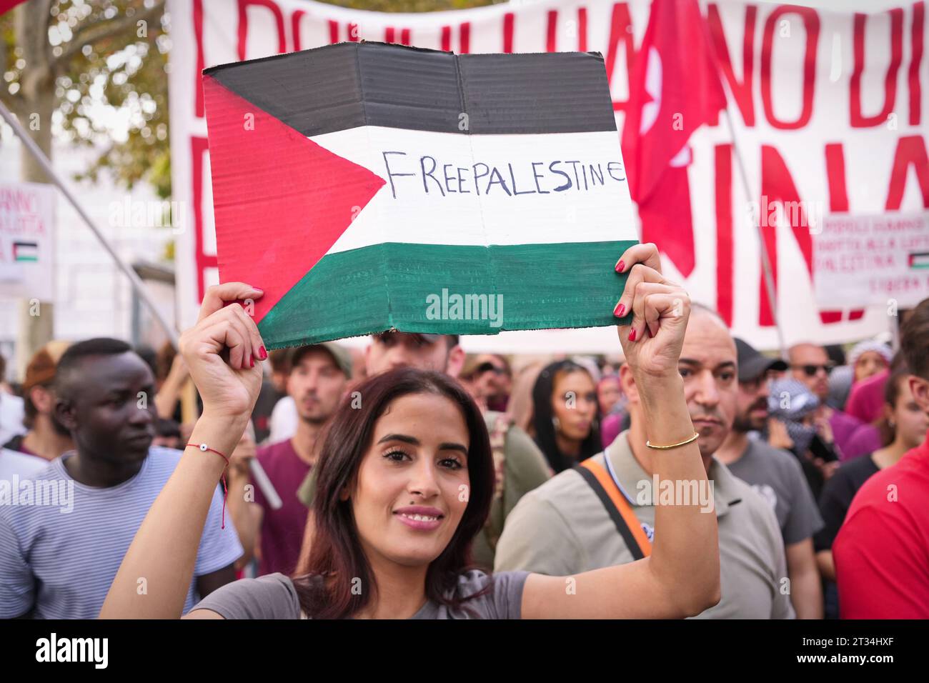 Una manifestazione di solidarietà con il popolo palestinese contro le operazioni militari israeliane nella Striscia di Gaza. Torino, Italia - 14 ottobre 2023 Foto Stock