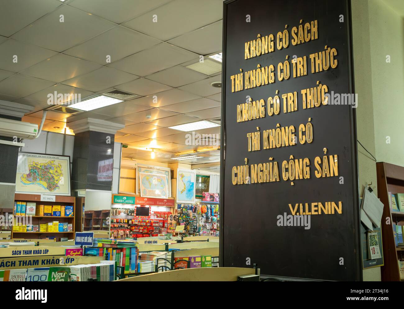 Una citazione comunista di Lenin nel Trang Tien Book Shop di proprietà statale nel centro di Hanoi, in Vietnam. La citazione dice: "Senza libri, non c'è conoscenza. Foto Stock
