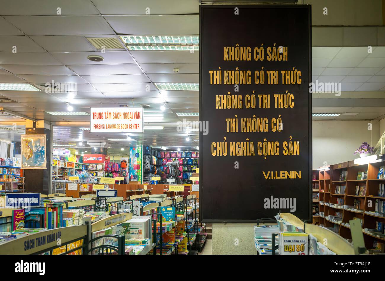 Una citazione comunista di Lenin nel Trang Tien Book Shop di proprietà statale nel centro di Hanoi, in Vietnam. La citazione dice: "Senza libri, non c'è conoscenza. Foto Stock