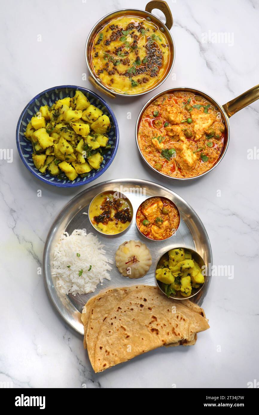 Il Thali vegetariano indiano o piatto comprende Aloo ki sabji, dal Rice, Roti bhaji, Matar Paneer, Sheera o suji ka halwa, chapati. Cibo indiano, sheera. Foto Stock
