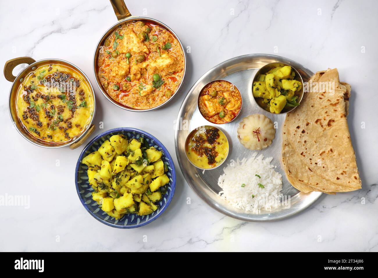 Il Thali vegetariano indiano o piatto comprende Aloo ki sabji, dal Rice, Roti bhaji, Matar Paneer, Sheera o suji ka halwa, chapati. Cibo indiano, sheera. Foto Stock