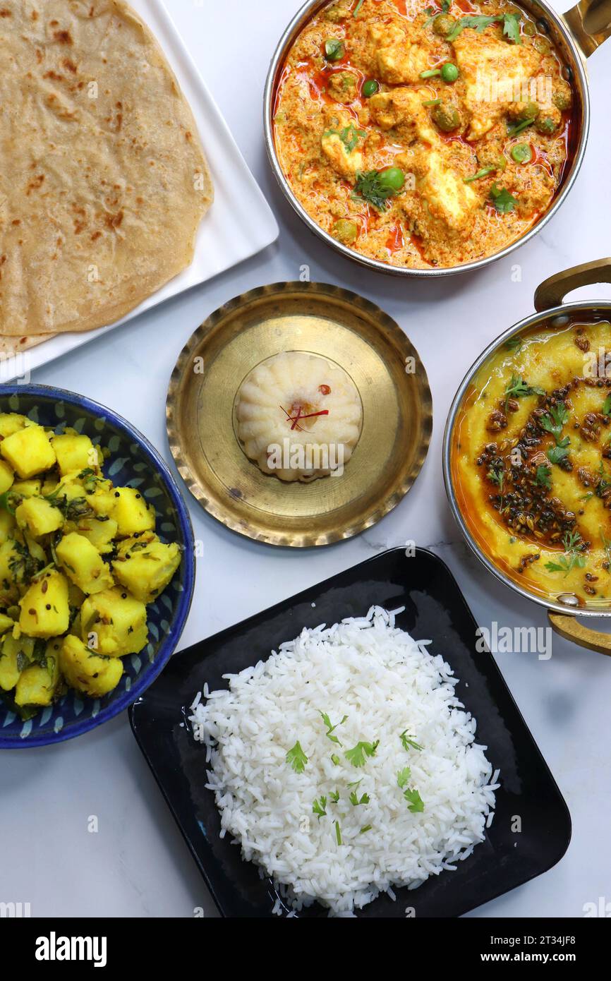 Il Thali vegetariano indiano o piatto comprende Aloo ki sabji, dal Rice, Roti bhaji, Matar Paneer, Sheera o suji ka halwa, chapati. Cibo indiano, sheera. Foto Stock