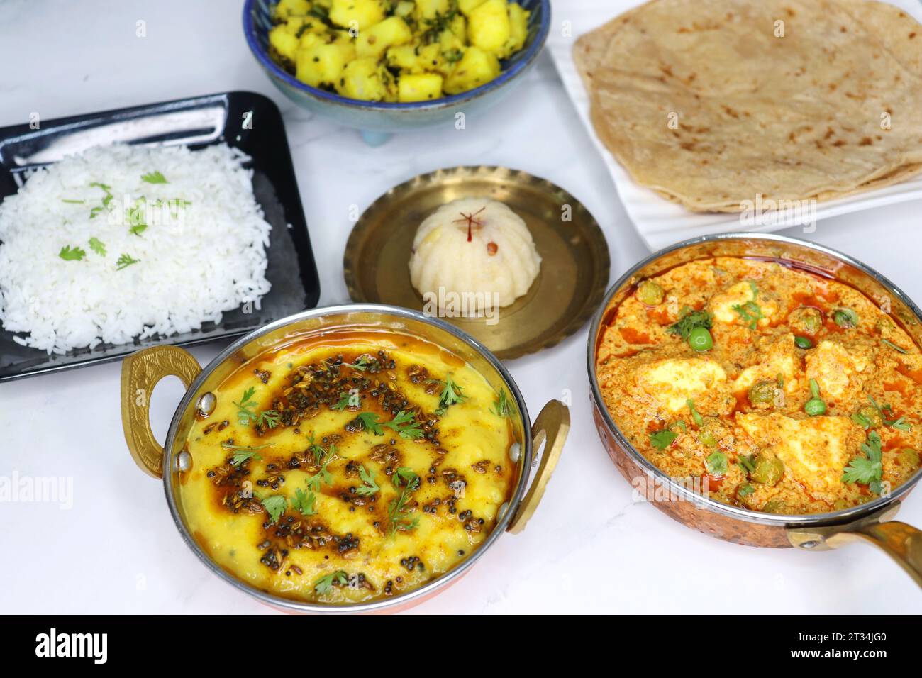 Il Thali vegetariano indiano o piatto comprende Aloo ki sabji, dal Rice, Roti bhaji, Matar Paneer, Sheera o suji ka halwa, chapati. Cibo indiano, sheera. Foto Stock