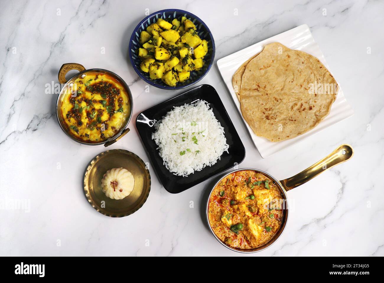 Il Thali vegetariano indiano o piatto comprende Aloo ki sabji, dal Rice, Roti bhaji, Matar Paneer, Sheera o suji ka halwa, chapati. Cibo indiano, sheera. Foto Stock