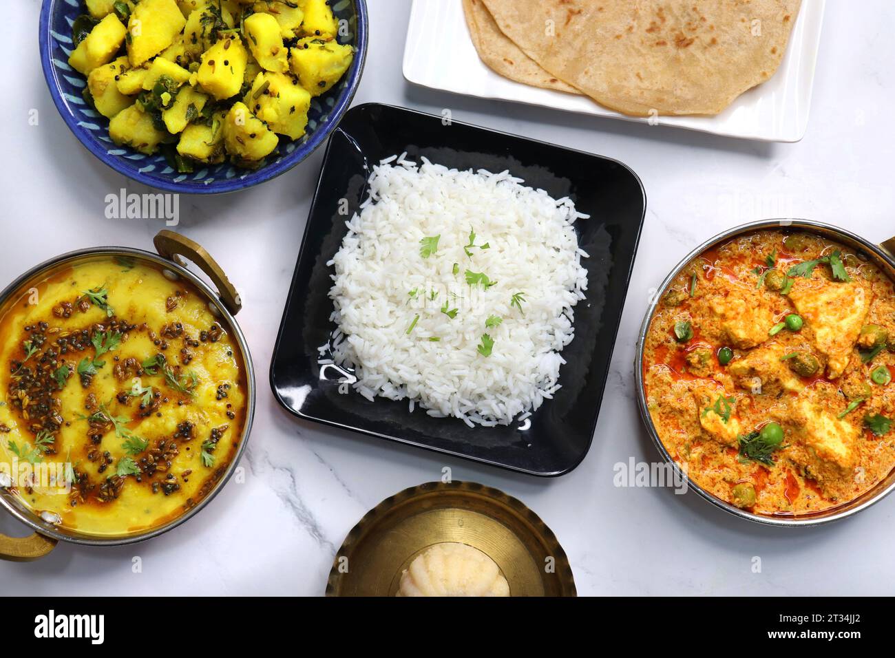 Il Thali vegetariano indiano o piatto comprende Aloo ki sabji, dal Rice, Roti bhaji, Matar Paneer, Sheera o suji ka halwa, chapati. Cibo indiano, sheera. Foto Stock