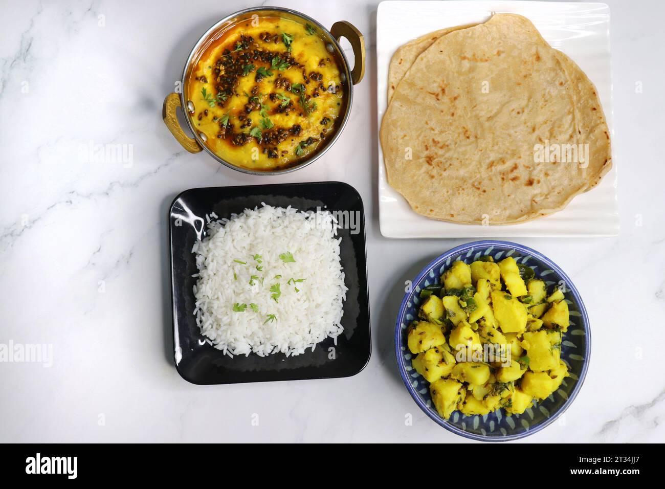 Il Thali vegetariano indiano o piatto comprende Aloo ki sabji, dal Rice, Roti bhaji, Matar Paneer, Sheera o suji ka halwa, chapati. Cibo indiano, sheera. Foto Stock