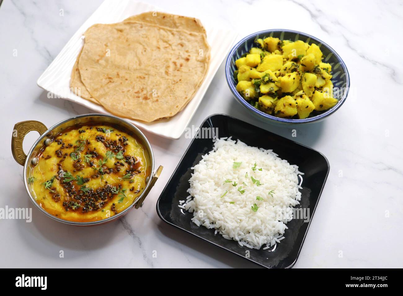 Il Thali vegetariano indiano o piatto comprende Aloo ki sabji, dal Rice, Roti bhaji, Matar Paneer, Sheera o suji ka halwa, chapati. Cibo indiano, sheera. Foto Stock