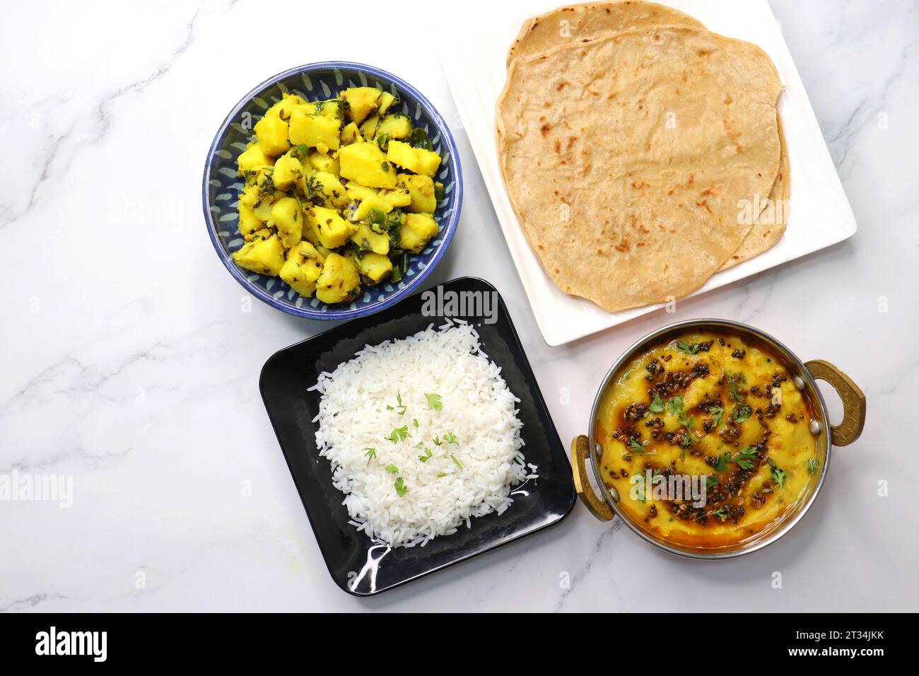 Il Thali vegetariano indiano o piatto comprende Aloo ki sabji, dal Rice, Roti bhaji, Matar Paneer, Sheera o suji ka halwa, chapati. Cibo indiano, sheera. Foto Stock
