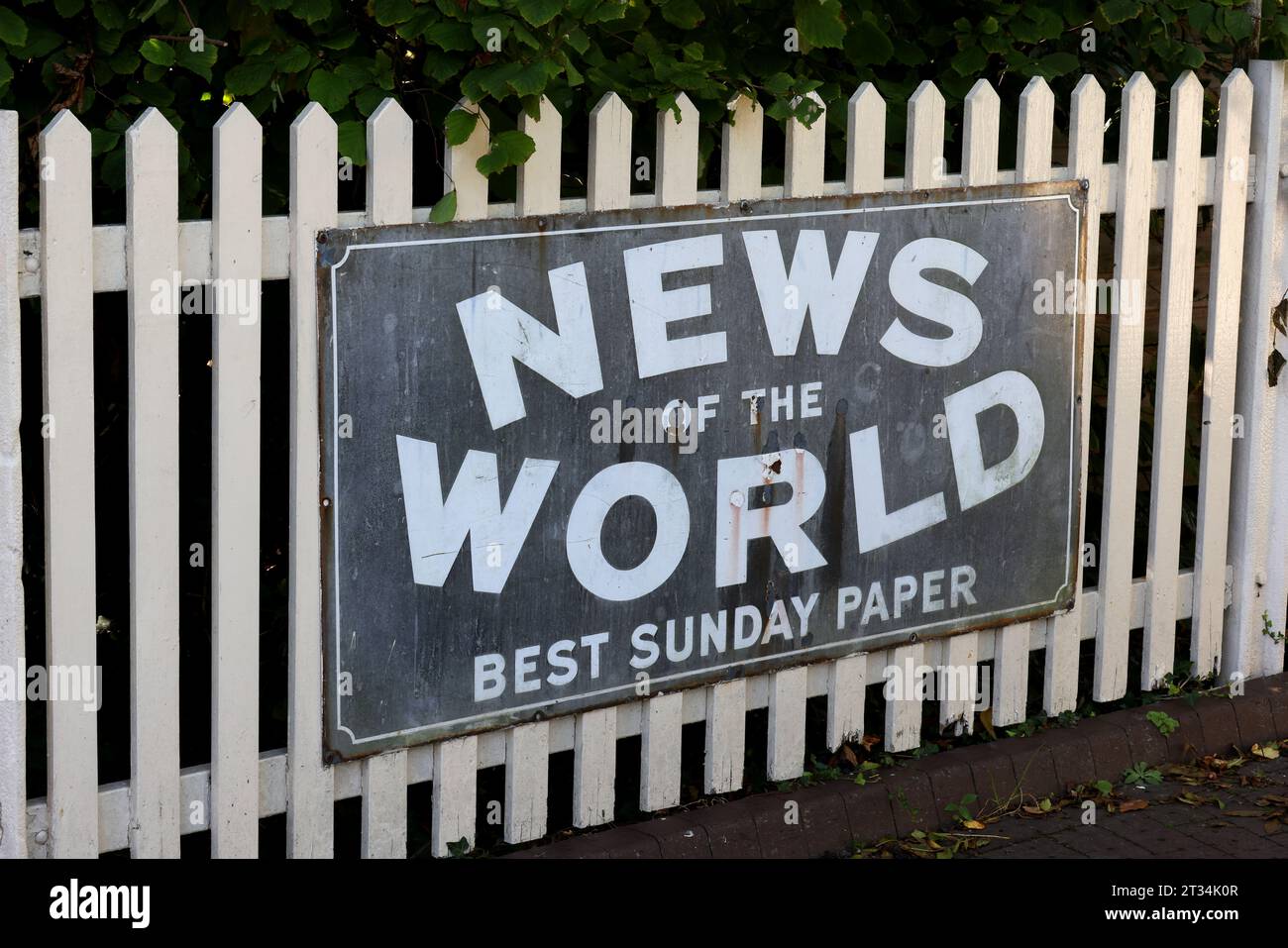 La pubblicità del giornale Old News of the World viene fatta su una recinzione alla stazione di Sheffield Park sulla Bluebell Railway nell'East Sussex, Regno Unito. Foto Stock