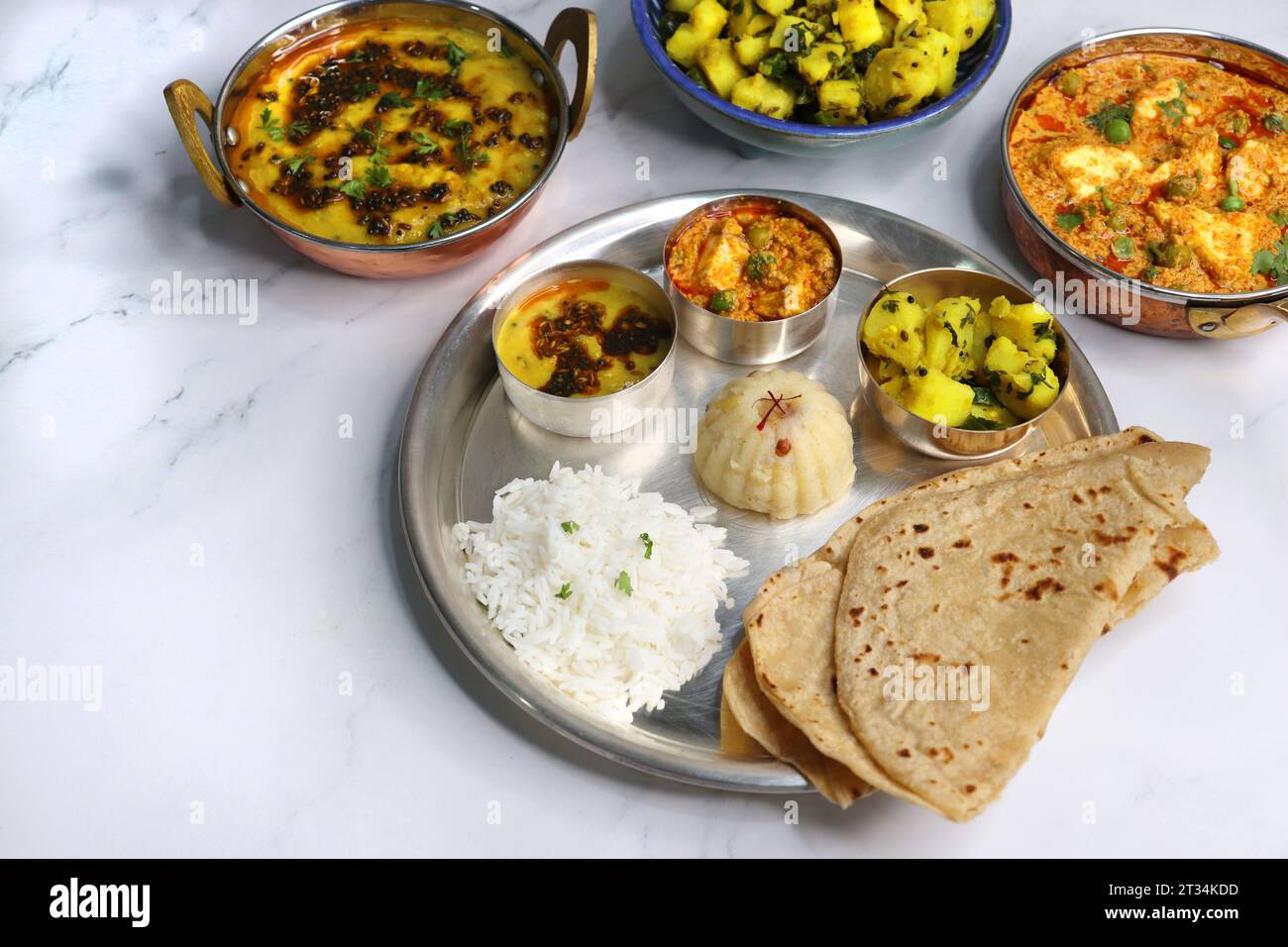 Il Thali vegetariano indiano o piatto comprende Aloo ki sabji, dal Rice, Roti bhaji, Matar Paneer, Sheera o suji ka halwa, chapati. Cibo indiano, sheera. Foto Stock