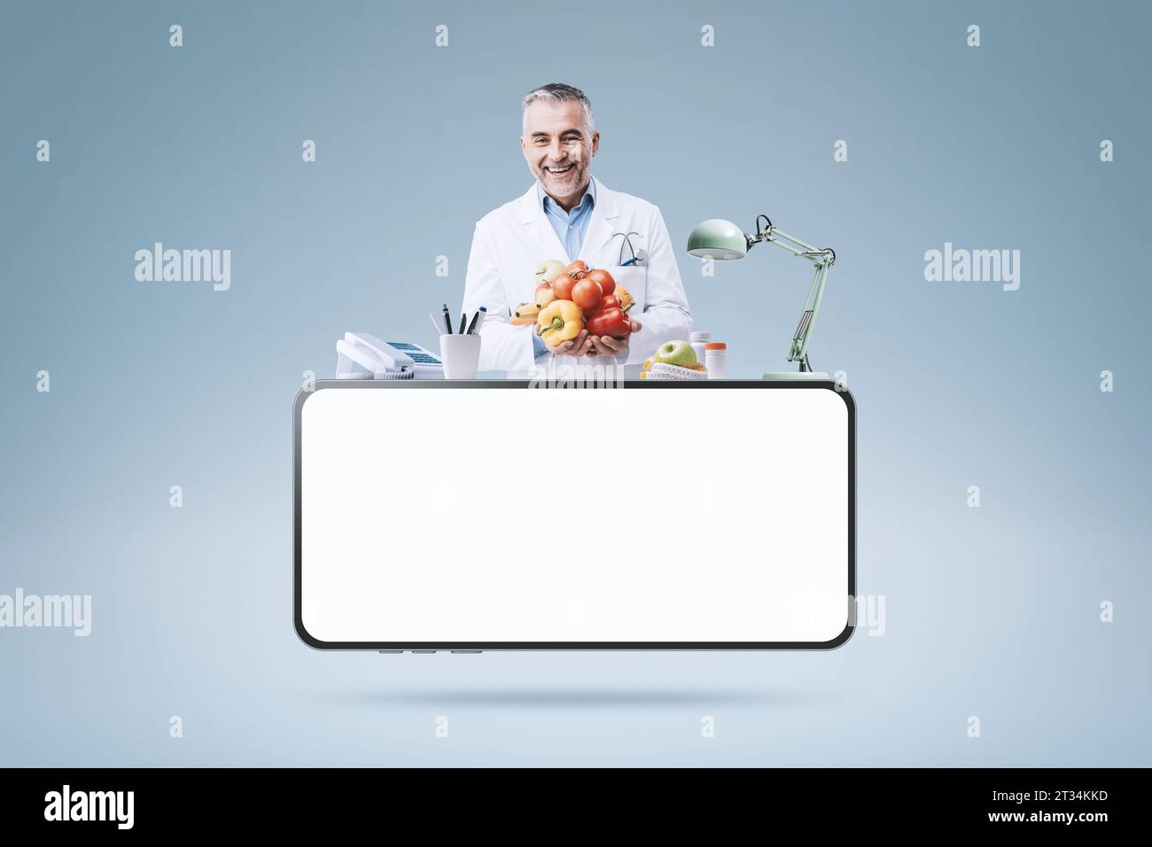 Nutrizionista professionista che lavora nel suo ufficio e smartphone con schermo vuoto: telemedicina e concetto medico online Foto Stock