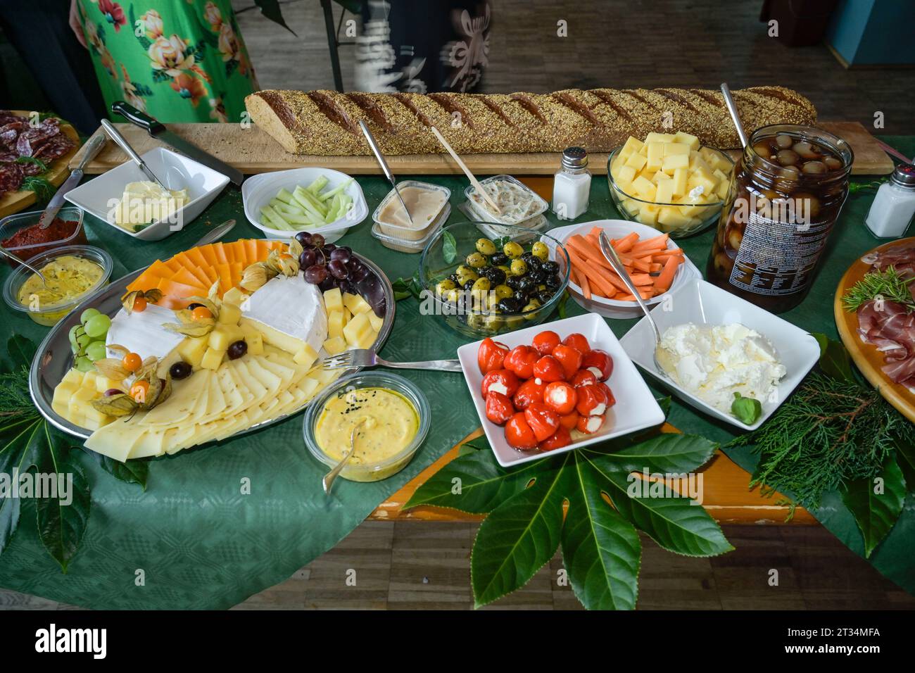 Kaltes buffet mit Käse und Spezialitäten, Deutschland Foto Stock