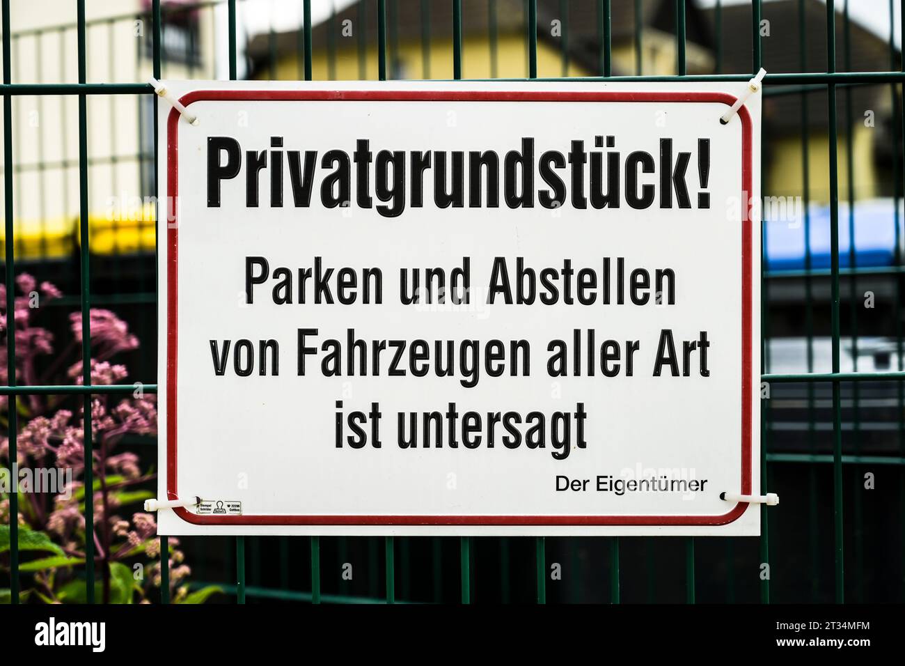 Schild, Privatgrundstück, Parkverbot, Autos abstellen verboten, Deutschland Foto Stock