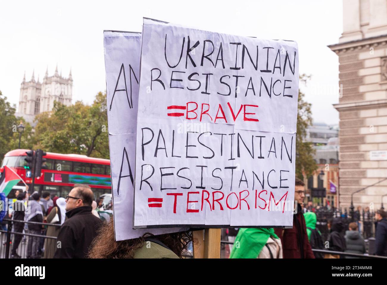 Confrontando la resistenza palestinese all'Ucraina in una protesta per la Palestina libera a Londra in seguito all'escalation del conflitto in Israele e Gaza Foto Stock