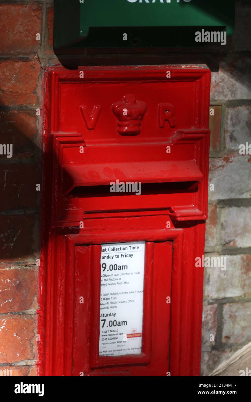 Casella postale nel Regno Unito con il Royal Cypher della regina Vittoria, che regnò per 64 anni dal 20 giugno 1837 al 22 gennaio 1901. Sussex, Regno Unito. Foto Stock