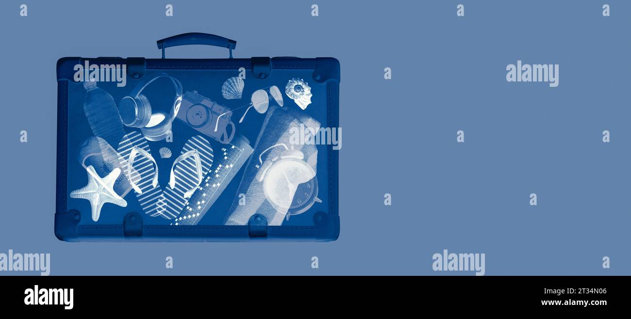 Scansione a raggi X di una valigia con accessori da viaggio all'interno, concetto vacanze estive, spazio copia Foto Stock
