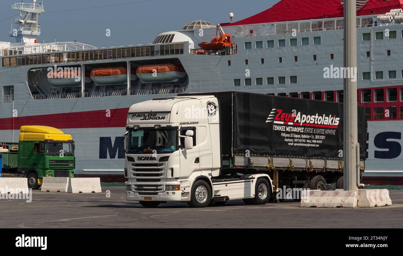 Porto di Heraklion, Creta, Grecia. 01.10.2023. Traghetto greco con camion commerciali che caricano sulla rampa di poppa. Attività portuali nel porto di Herakli Foto Stock