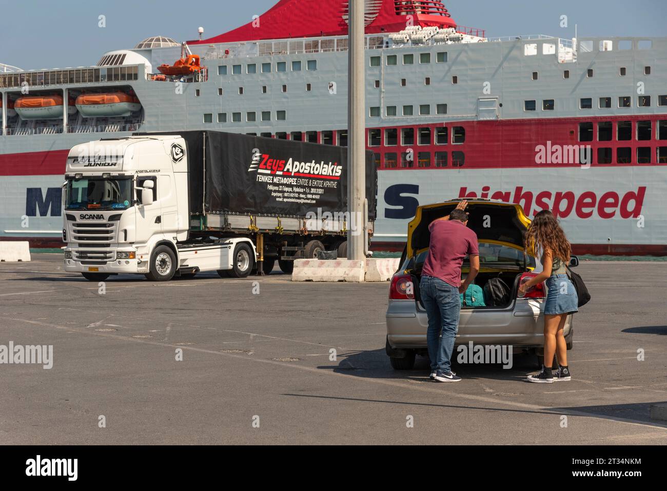 Porto di Heraklion, Creta, Grecia. 03.10.2023. La coppia arriva nell'area portuale in taxi visto scaricare il proprio bagaglio prima di salire a bordo di un traghetto roro per il Foto Stock