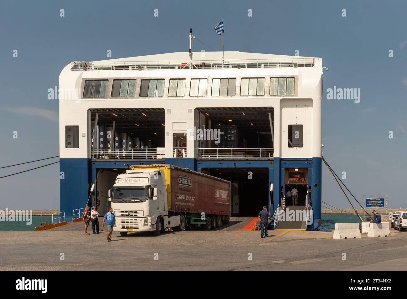 Porto di Heraklion, Creta, Grecia. 01.10.2023. Traghetto greco con autocarro commerciale che carica la rampa di poppa. Attività portuali nel porto di Heraklion Foto Stock