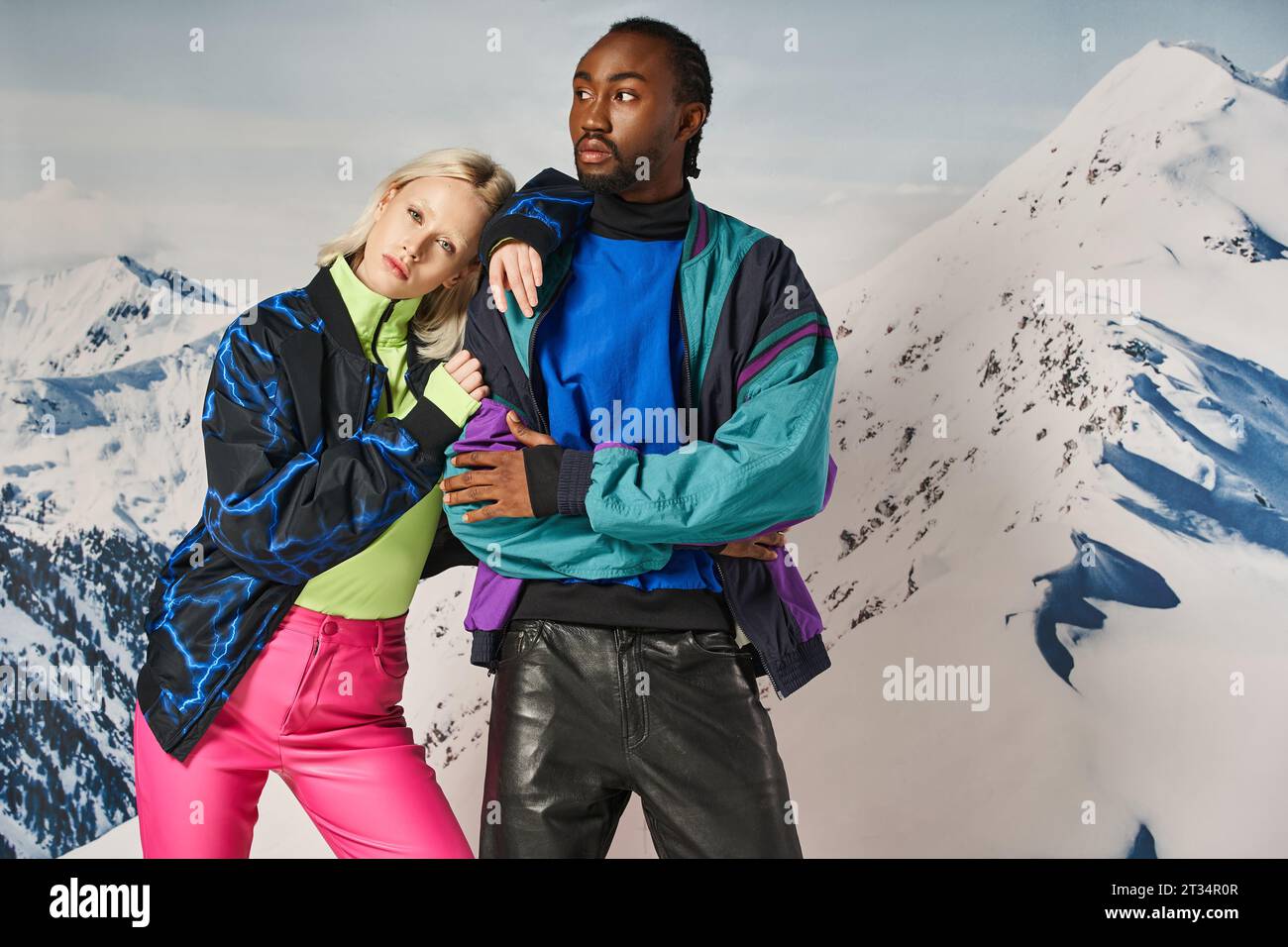 coppia attraente con abiti eleganti e audaci, in posa insieme alla testa sulle spalle, concetto invernale Foto Stock