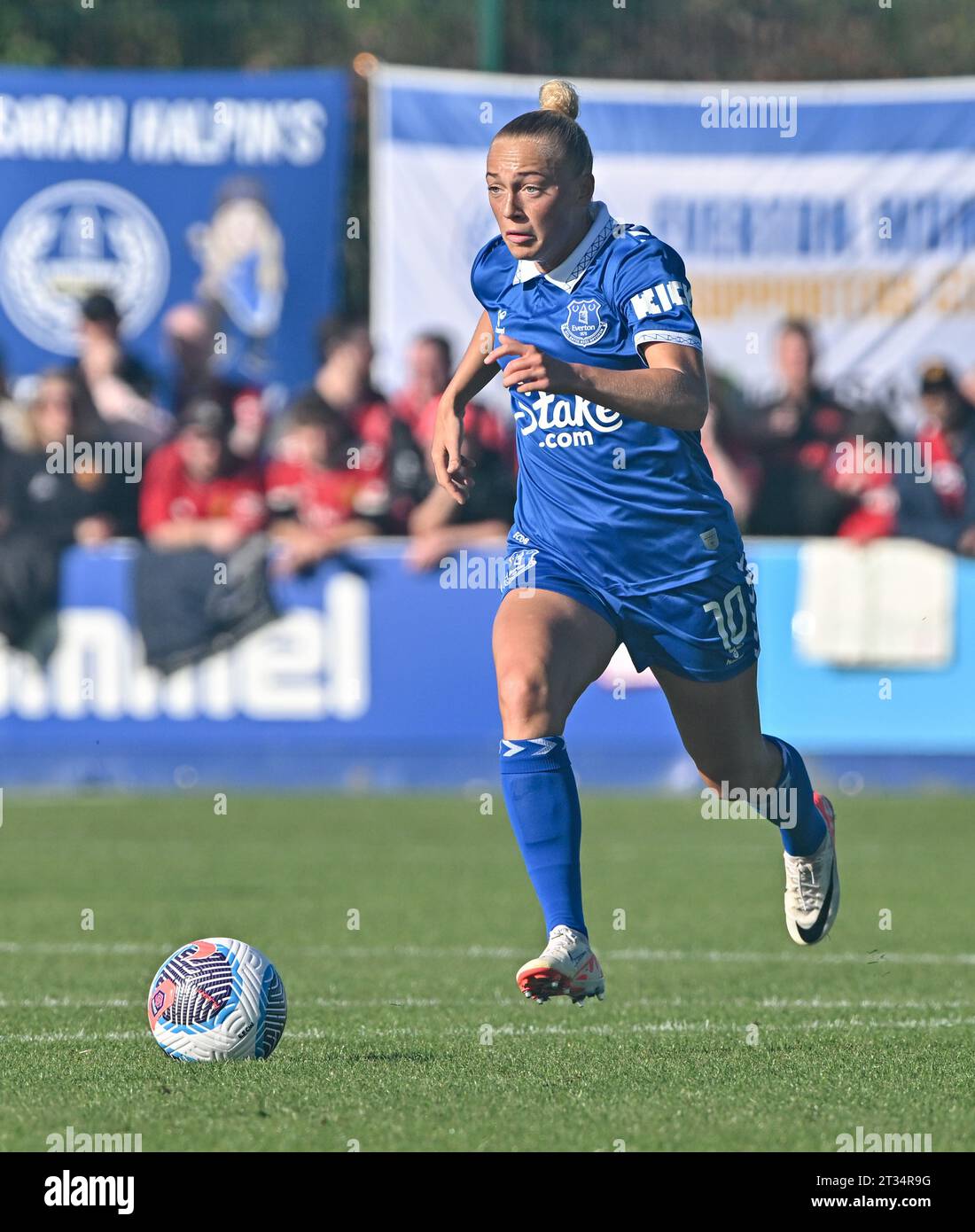 Walton Hall Park, Liverpool, Merseyside, Inghilterra. 22 ottobre 2023. Hanna Bennison #10 delle Everton Women on the ball, durante l'Everton Women V Manchester United Women Football Club al Walton Hall Park, nella Barclays Women's Super League/Women's Super League. (Immagine di credito: ©Cody Froggatt/Alamy Live News) Foto Stock