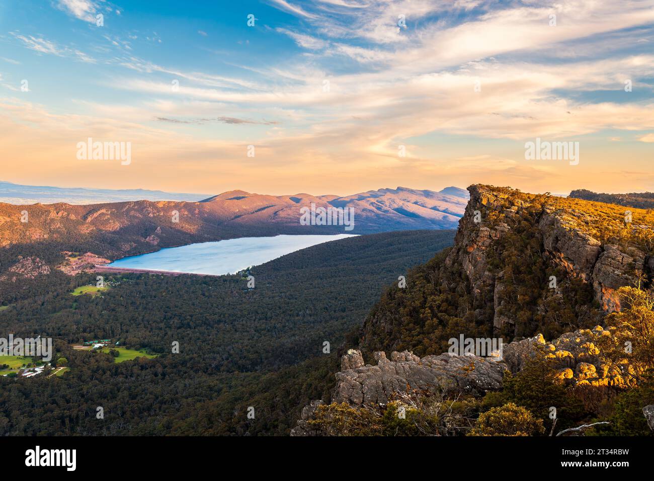 Spettacolari montagne del Parco Nazionale dei Grampians con il Lago Bellfield visto dal punto panoramico di Pinnacle al tramonto, Halls Gap, Victoria, Australia Foto Stock