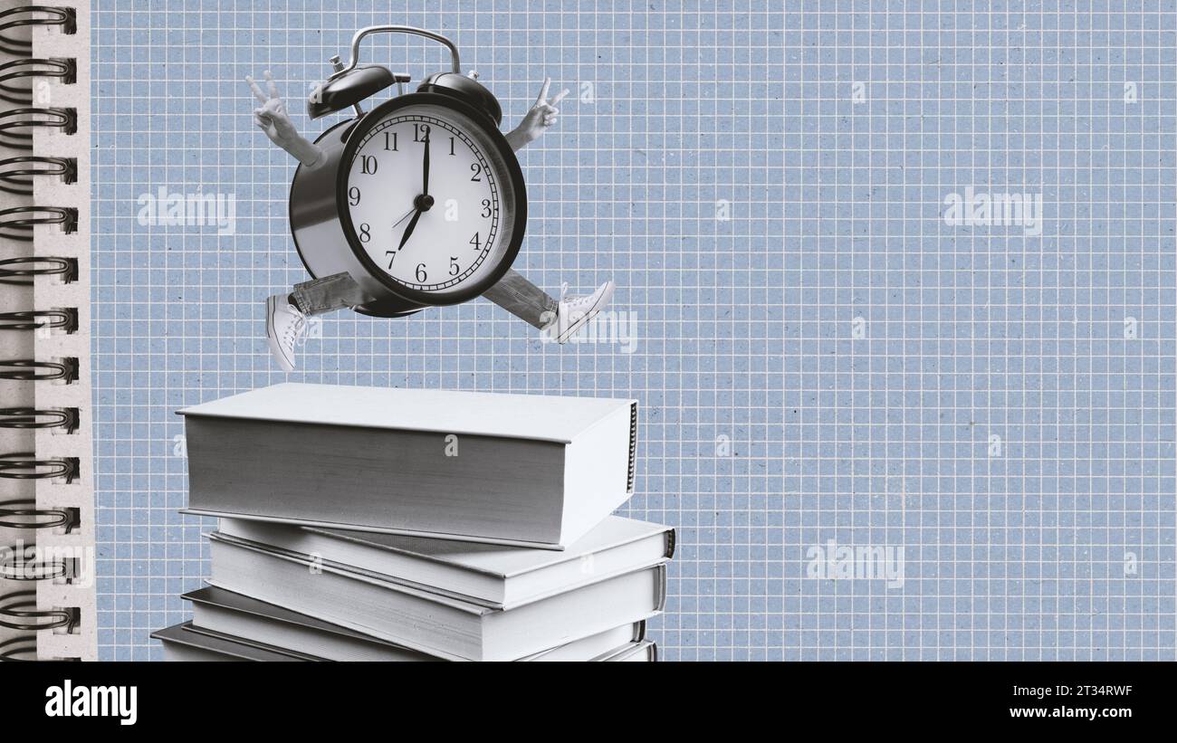 Simpatico personaggio della sveglia che corre su un mucchio di libri: Composizione creativa in stile vintage, ritorno a scuola e concetto educativo Foto Stock