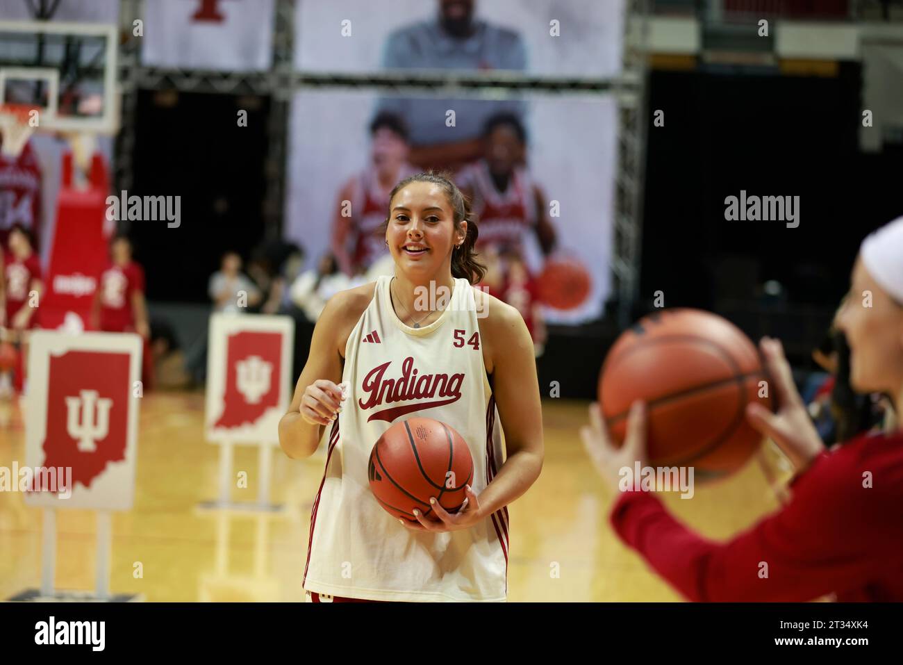 La giocatrice di basket femminile dell'Indiana University Mackenzie Holmes pratica durante l'isteria Hoosier alla Simon Skjodt Assembly Hall di Bloomington. (Foto di Jeremy Hogan / SOPA Images/Sipa USA) Foto Stock