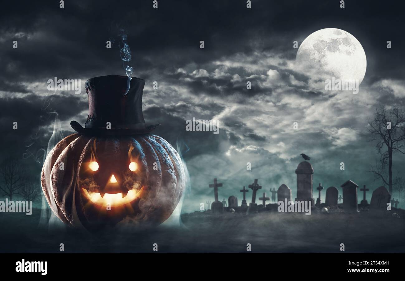 Graziosa zucca sorridente di Halloween con cappello e spettrale vecchio cimitero sullo sfondo, spazio per le copie Foto Stock