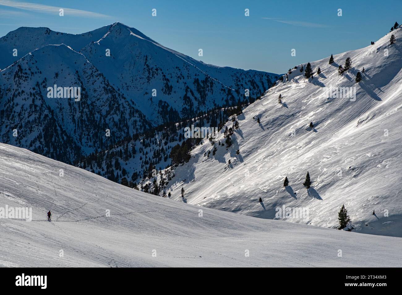 Escursionista sui Pirenei durante l'inverno Foto Stock