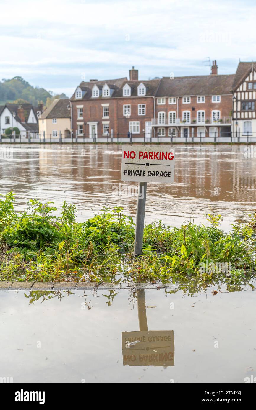 Bewdley, Regno Unito. 23 ottobre 2023. Meteo del Regno Unito: Il sole torna a Bewdley dopo che Storm Babet inizia l'erezione delle barriere di inondazione nella città. I livelli dei fiumi rimangono molto alti e le barriere di inondazione sono ancora in atto, poiché vaste aree sono inghiottite dal fiume Severn. Credito: Lee Hudson/Alamy Live News Foto Stock