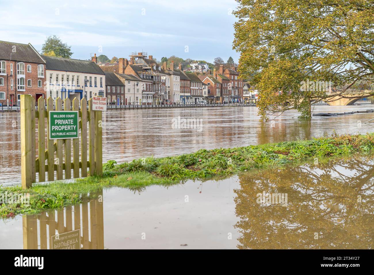 Bewdley, Regno Unito. 23 ottobre 2023. Meteo del Regno Unito: Il sole torna a Bewdley dopo che Storm Babet inizia l'erezione delle barriere di inondazione nella città. I livelli dei fiumi rimangono molto alti e le barriere di inondazione sono ancora in atto, poiché vaste aree sono inghiottite dal fiume Severn. Credito: Lee Hudson/Alamy Live News Foto Stock