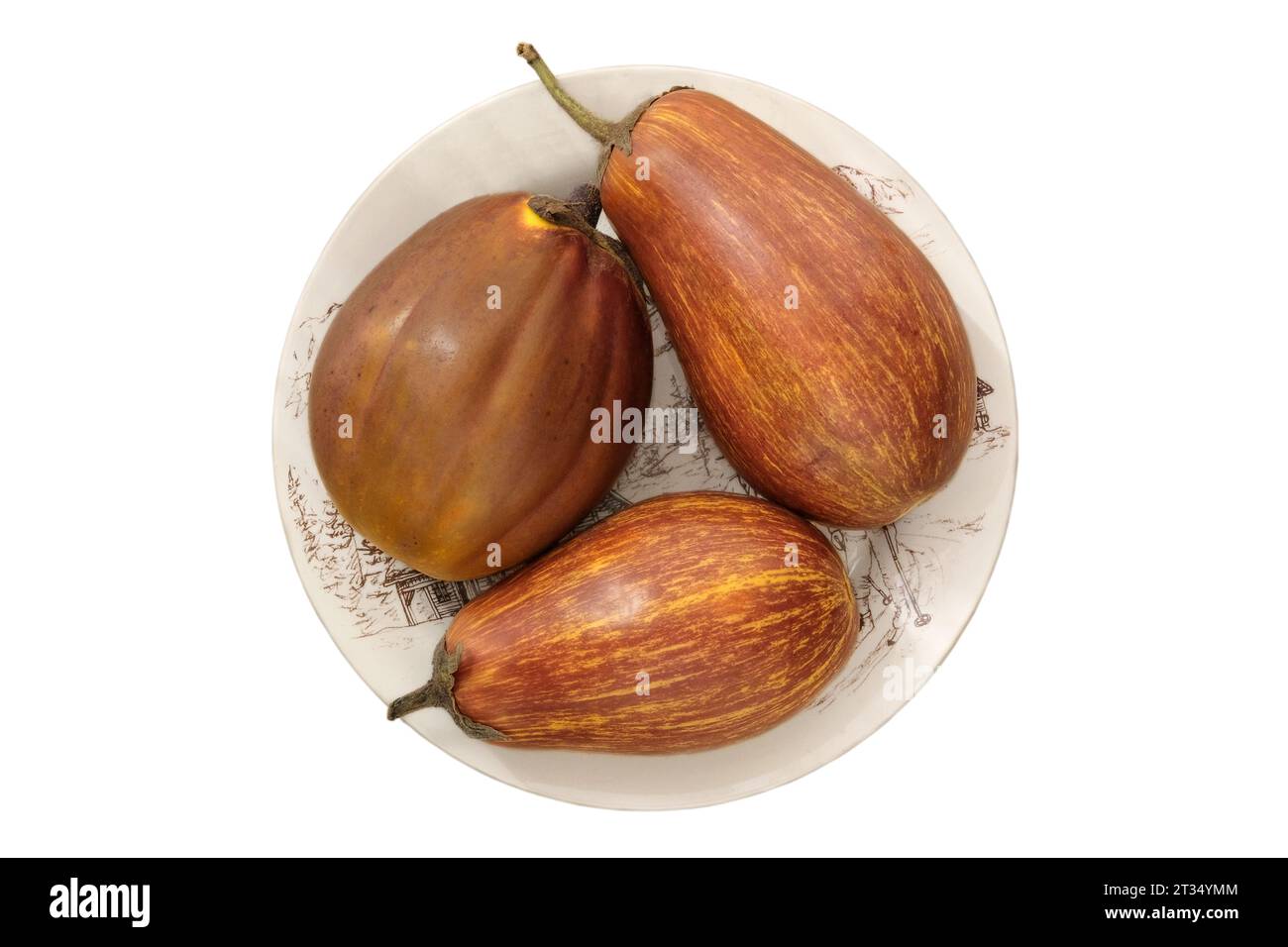 Varie melanzane agricole in un piatto. Isolare su sfondo bianco. Melanzane in stile country. Vista dall'alto. Foto Stock