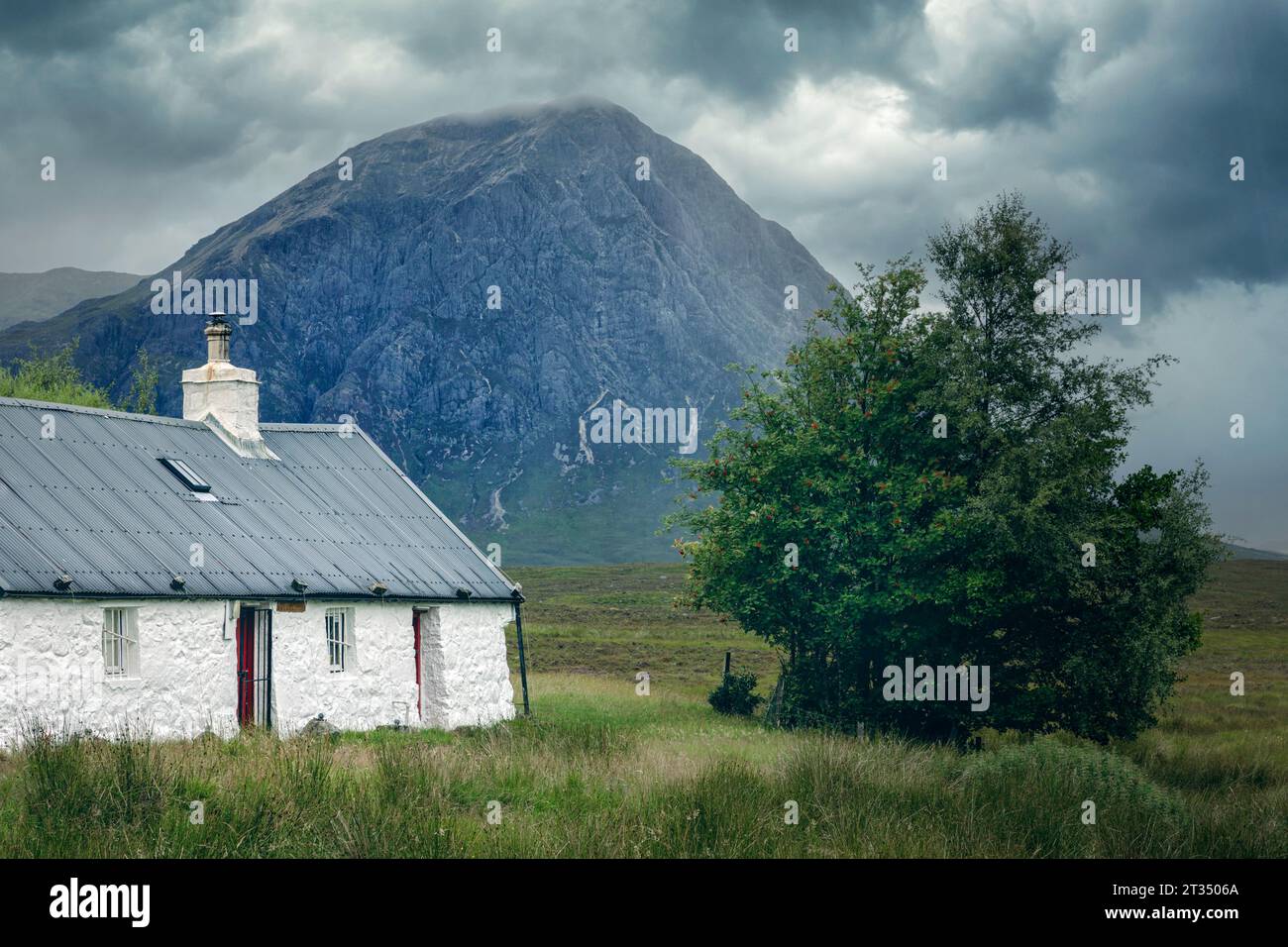 Il Black Rock Cottage è un cottage nel cuore di Glencoe, nelle Highlands scozzesi. Foto Stock