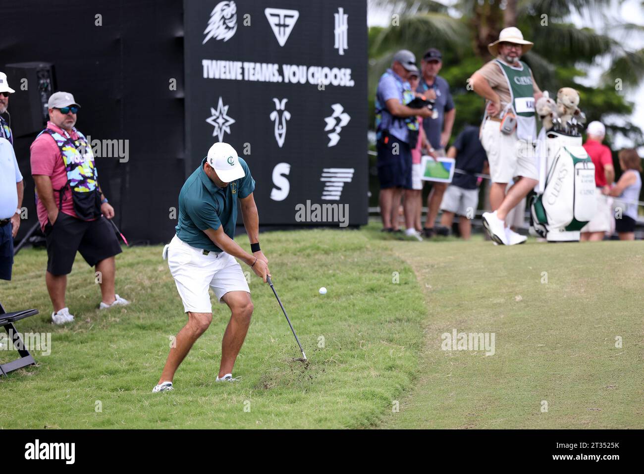 Miami, Stati Uniti d'America. 22 ottobre 2023. DORAL, FLORIDA - 22 OTTOBRE: Il Capitano Martin Kaymer dei Cleeks GC si è aggiudicato la palla in buca 7 durante il terzo giorno del LIV Golf Invitational - Miami Team Championship al Trump National Doral Miami il 22 ottobre 2023 a Doral, Florida. (Foto di Alberto E. Tamargo/Sipa USA) credito: SIPA USA/Alamy Live News Foto Stock