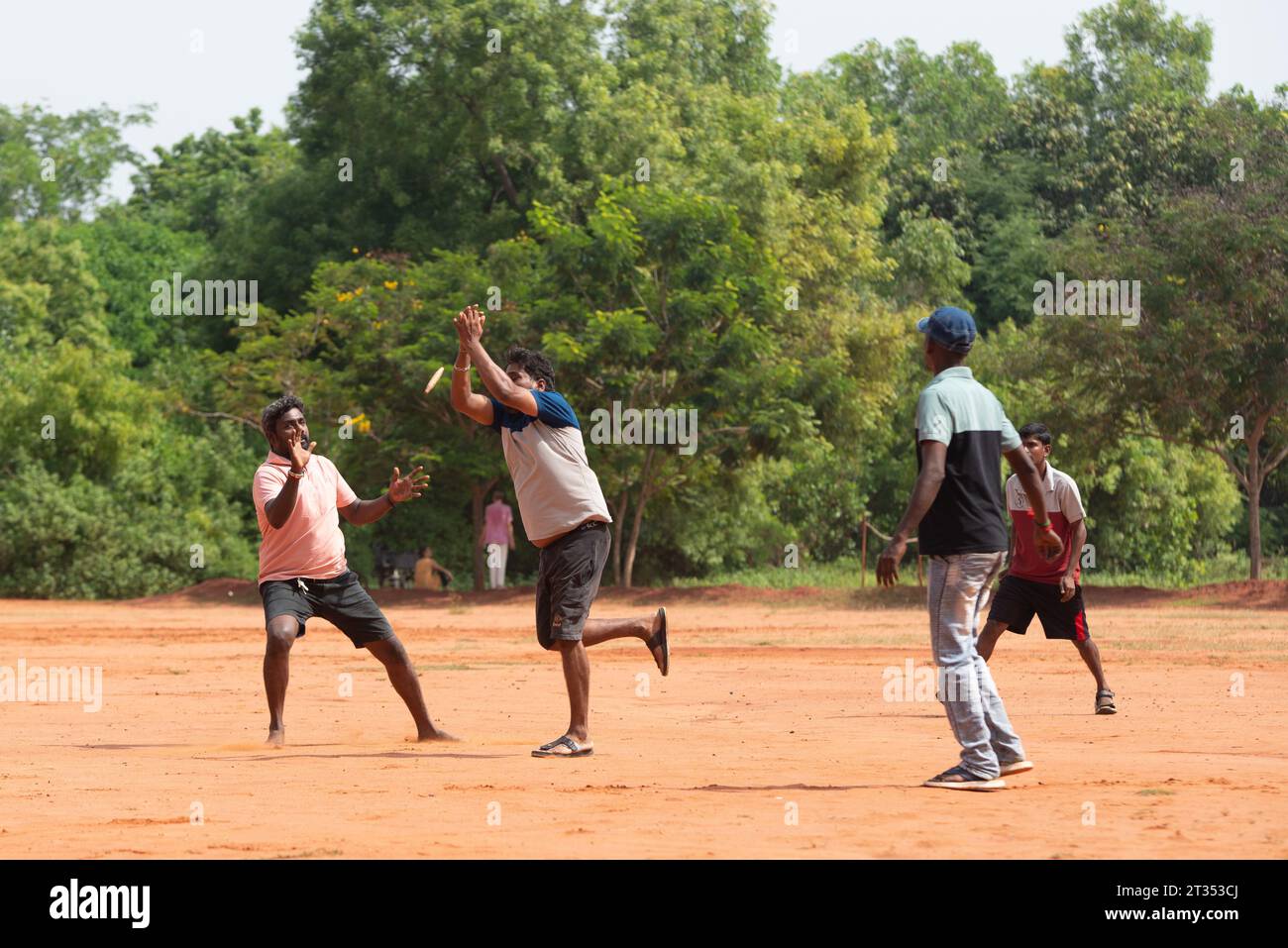 Auroville, India - agosto 2023: Giocare a Gilli Danda, il tradizionale gioco indiano che si crede sia l'origine di partite come cricket e baseball Foto Stock