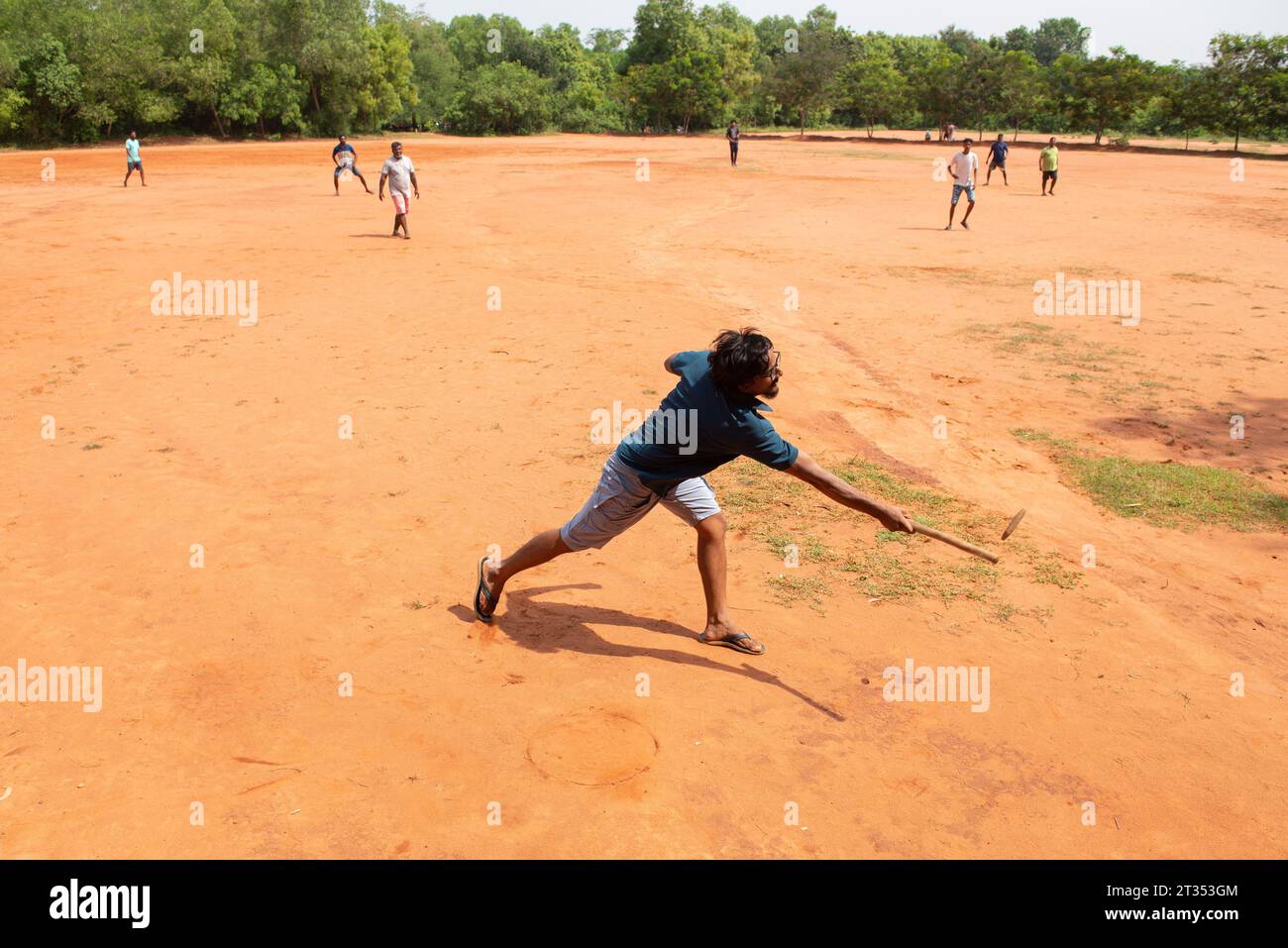 Auroville, India - agosto 2023: Giocare a Gilli Danda, il tradizionale gioco indiano che si crede sia l'origine di partite come cricket e baseball Foto Stock