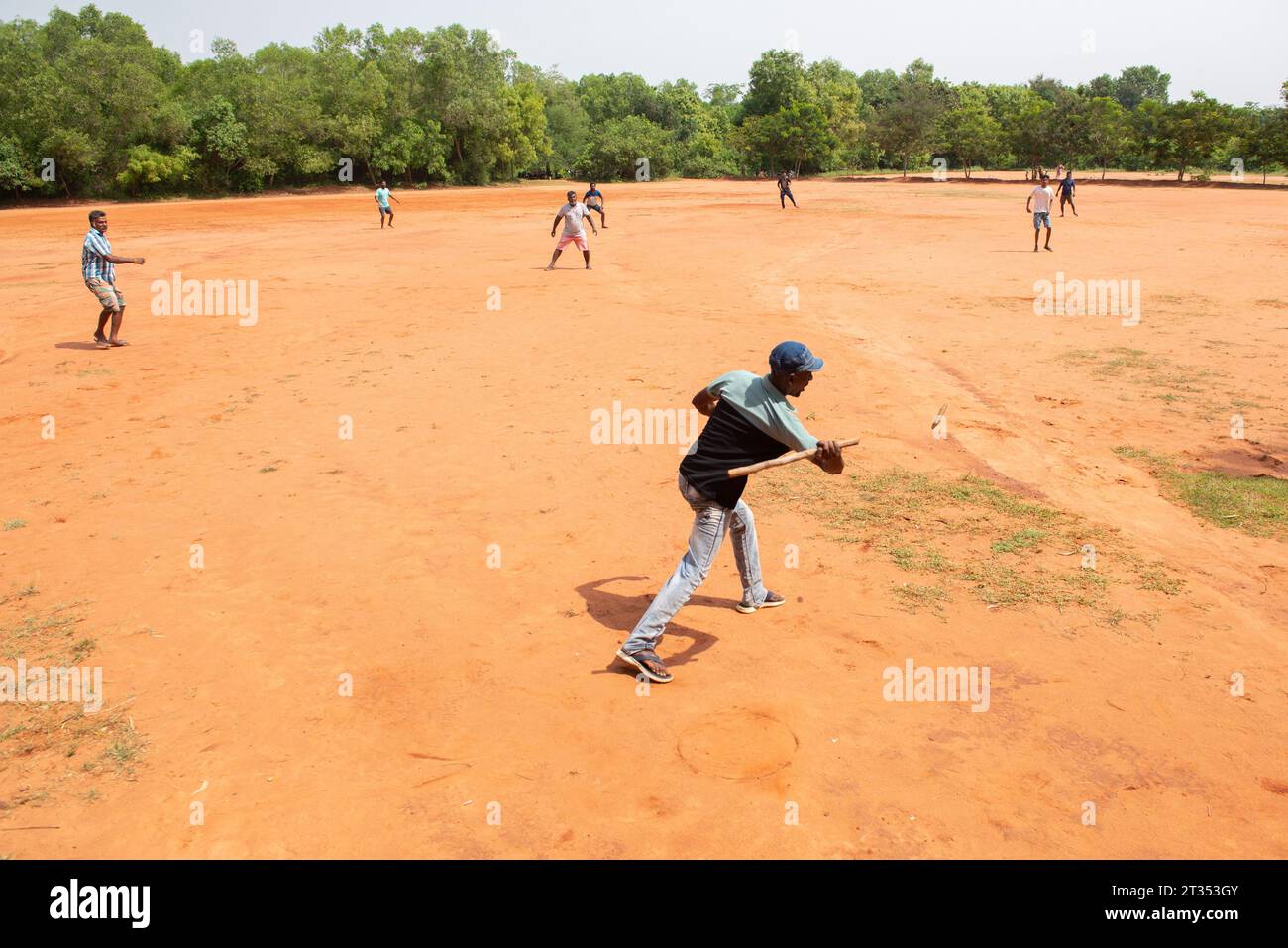 Auroville, India - agosto 2023: Giocare a Gilli Danda, il tradizionale gioco indiano che si crede sia l'origine di partite come cricket e baseball Foto Stock
