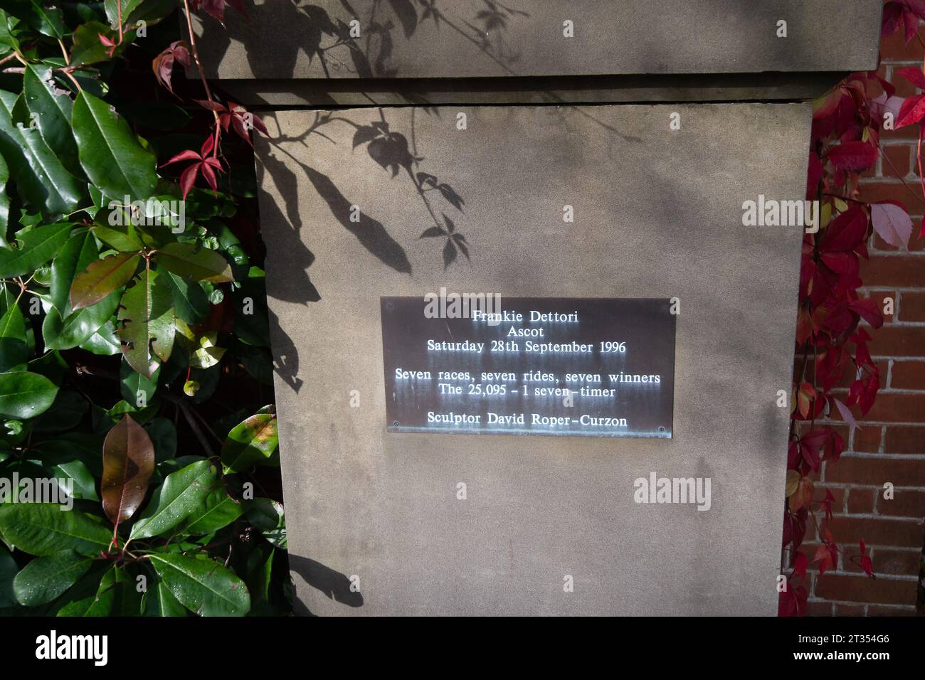 Ascot, Berkshire, Regno Unito. 21 ottobre 2023. Una statua in bronzo del fantino Frankie Dettori dello scultore David Roper-Curzon all'ippodromo di Ascot che celebra lo storico periodo in cui ebbe sette vincitori ad Ascot il 28 settembre 1996. Oggi sarà l'ultima volta che Frankie Dettori corre nel Regno Unito al QIPCO British Champions Day, ritirandosi dalla British Racing. Si sta trasferendo negli Stati Uniti per continuare la sua carriera lì. Credito: Maureen McLean/Alamy Foto Stock