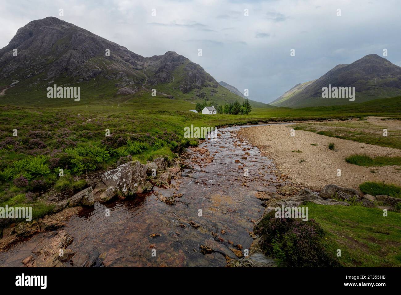 Lagangarbh Hut è una casa bianca desolata situata sotto la cima della montagna di Buachaille Etive Mor, nelle Highlands scozzesi. Foto Stock