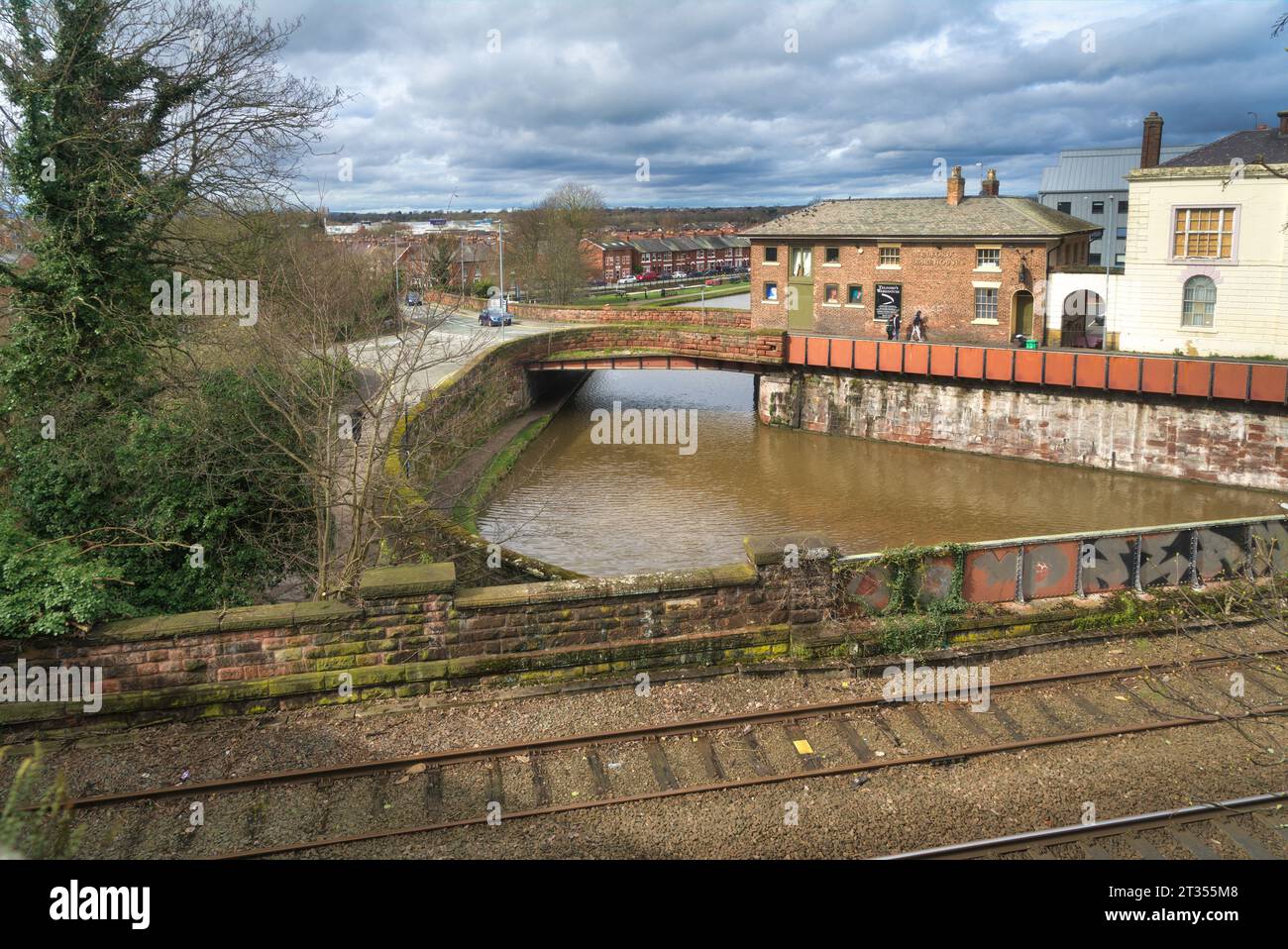 Sto cercando il bacino di telford e il magazzino di Telford. Shropshire Union Canal. Preso dalle mura della città al Raymond Street Bridge. Chester, Inghilterra, Regno Unito Foto Stock