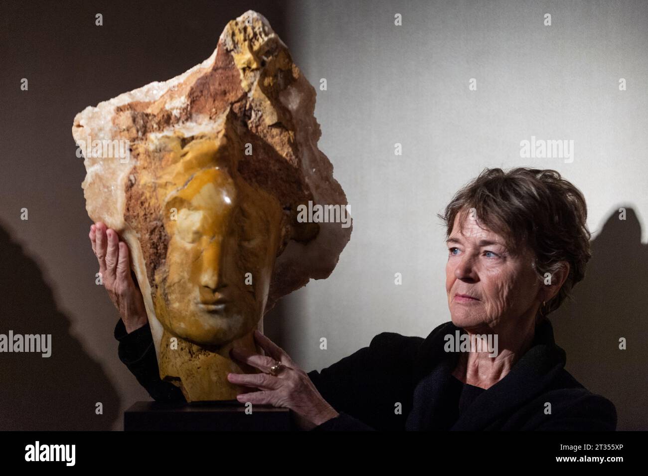 Londra, Regno Unito. 23 ottobre 2023. la free carver britannica Emily Young con il suo lavoro “Sun’s Daughter”, 200-195 milioni di anni, ha brecciato il marmo giallo di Siena dall’Italia, in anteprima della sua nuova mostra intitolata “Pareidolia in pietra”. Le sue opere, in una varietà di materiali in pietra ritrovata, sono in mostra alla galleria Richard Green in Bond Street, dal 25 ottobre al 10 novembre 2023. Crediti: Stephen Chung / Alamy Live News Foto Stock