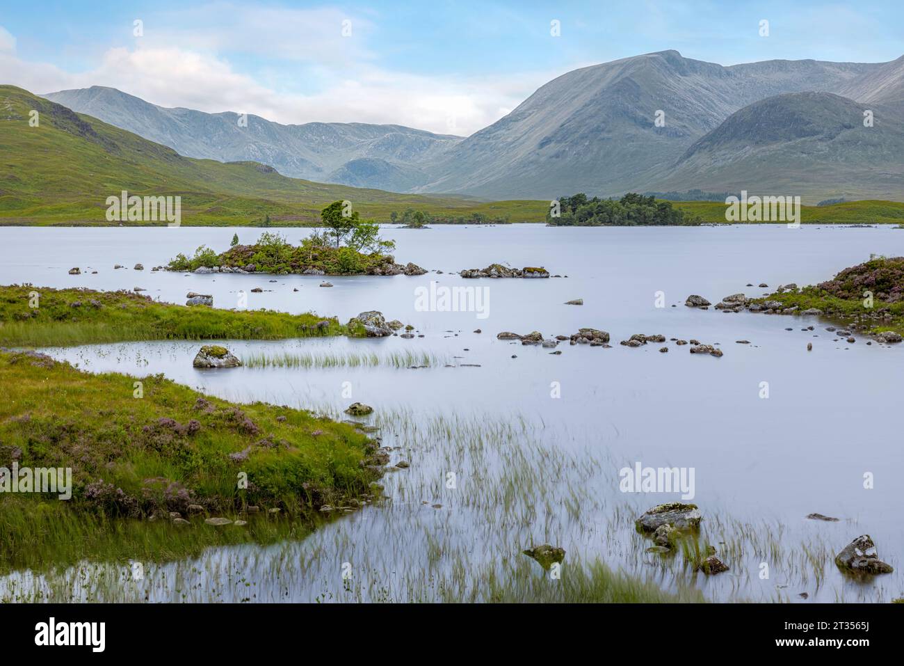 Lochan na h-Achlaise è un lago a forma di cuore nelle Highlands scozzesi. Foto Stock