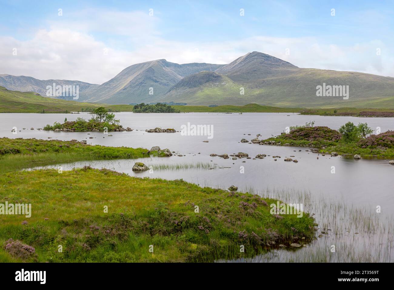 Lochan na h-Achlaise è un lago a forma di cuore nelle Highlands scozzesi. Foto Stock