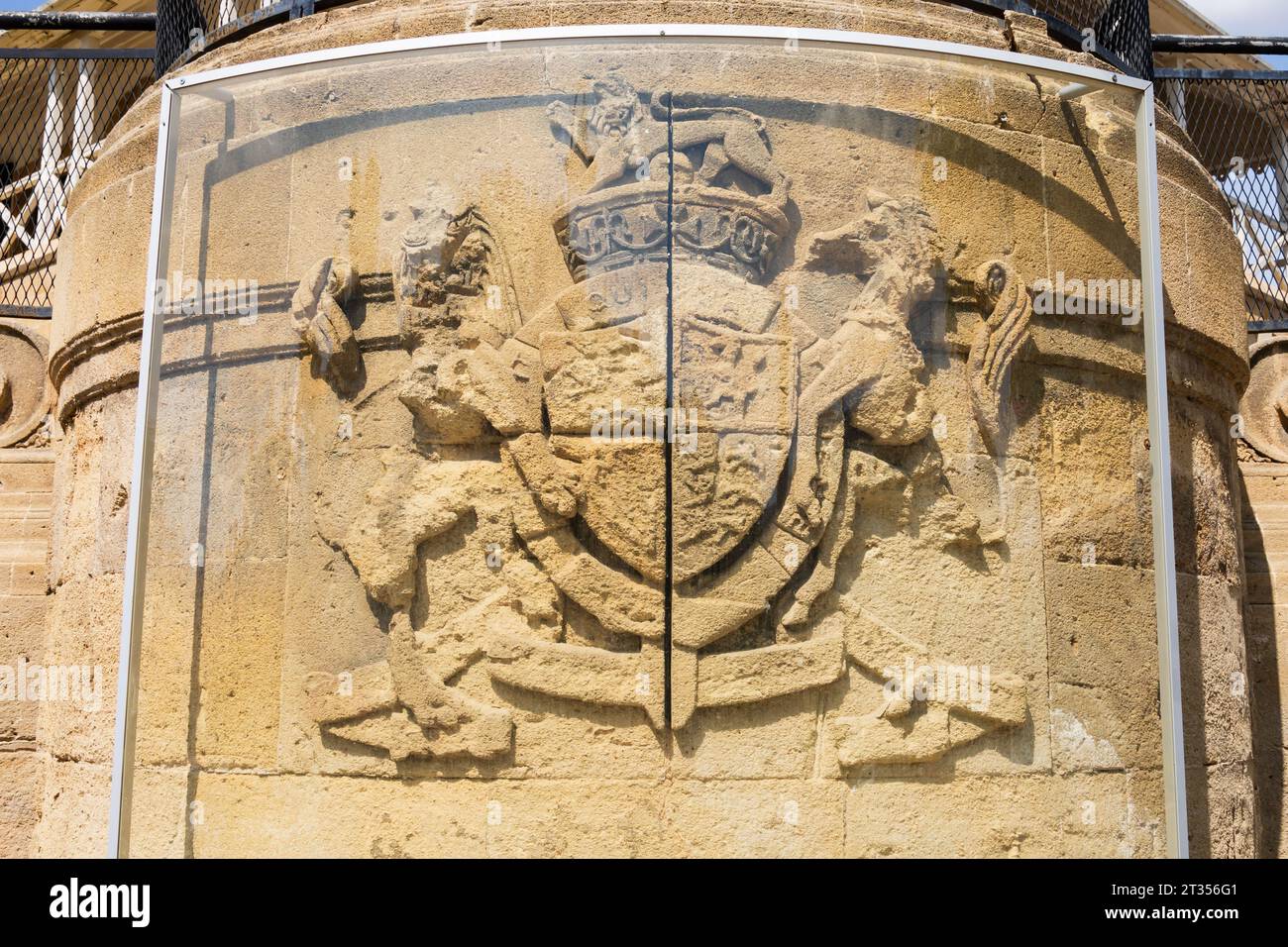 Il vecchio stemma britannico sull'edificio della Corte Suprema.Nicosia, Repubblica turca di Cipro del Nord. Foto Stock