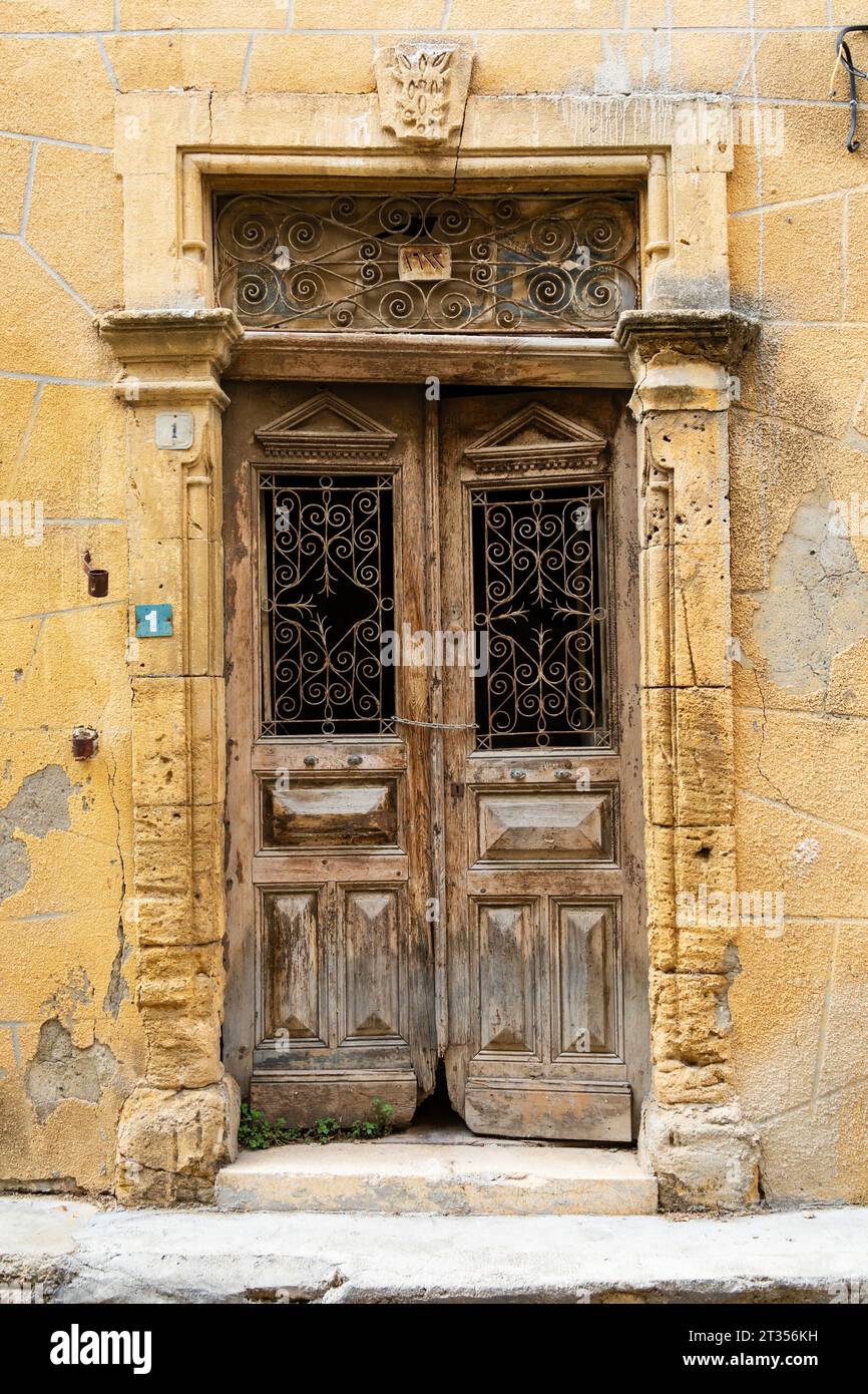 Vecchia porta tradizionale in legno, Nicosia settentrionale, Repubblica turca di Cipro del Nord. Foto Stock