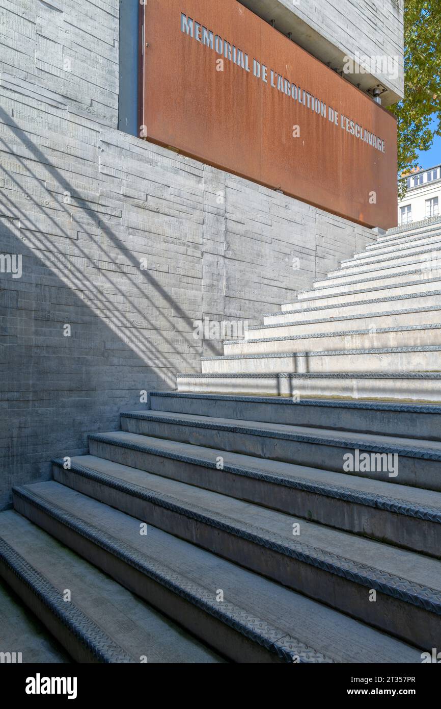 Memoriale all'abolizione della schiavitù sul Quai de la fosse a Nantes, in Francia. Un passaggio della linea temporale elenca le atrocità dei paesi di tutto il mondo. Foto Stock