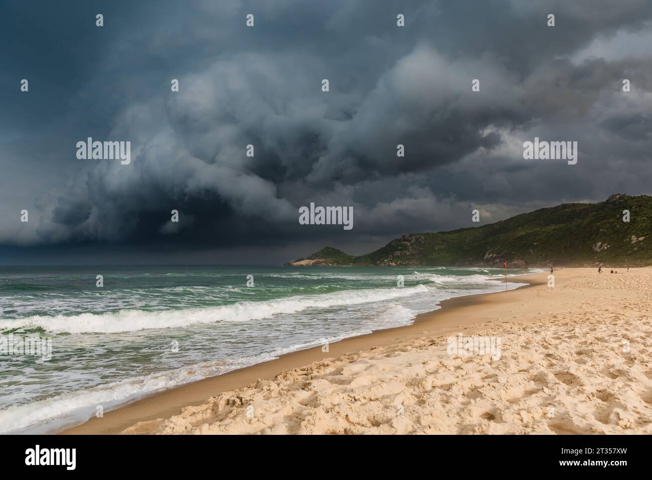 Spiaggia panoramica con nuvole tempestose. Spiaggia di mole a Florianopolis Foto Stock