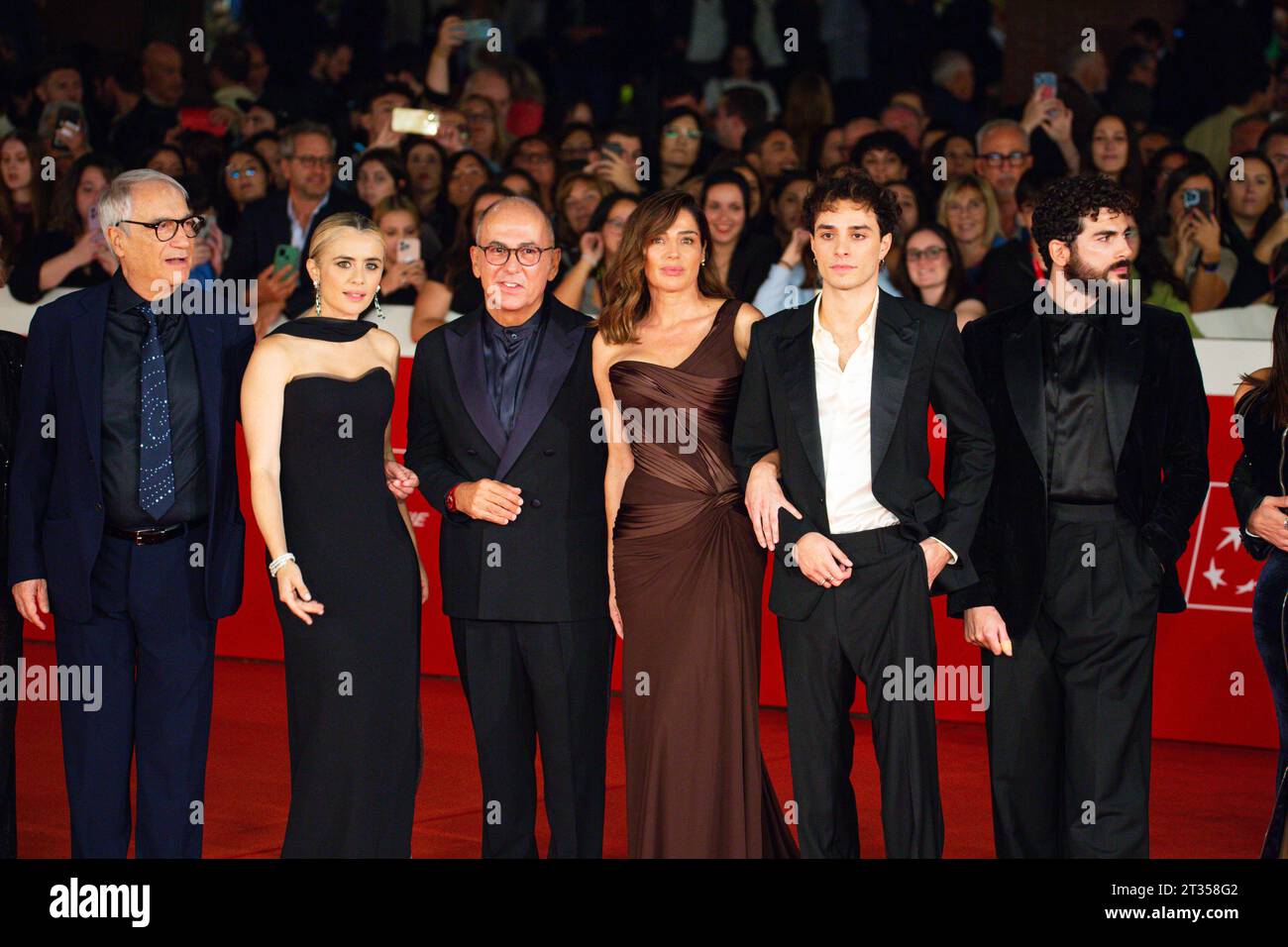 (2° L-R) Greta Scarano, Ferzan Ozpetek, Luisa Ranieri, Damiano Gavino e Andrea di Luigi, assistono ad un Red carpet per il film 'nuovo Olimpo' durante il 18° Festival del Cinema di Roma presso l'Auditorium Parco della musica Foto Stock